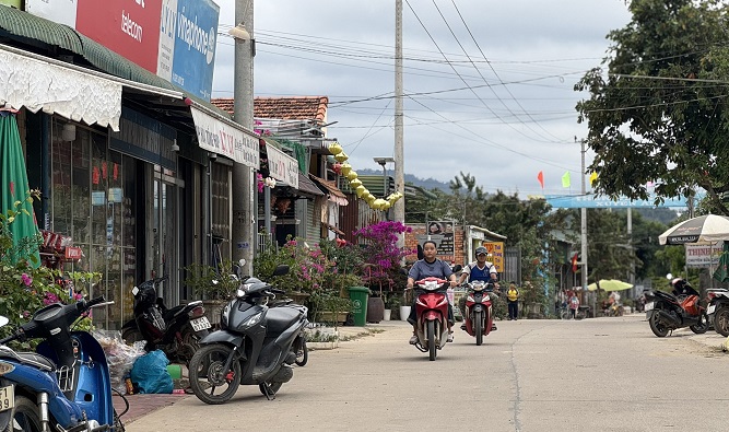 A new rural road in Duc Xuyen commune, Krong No district. Photo: Bao Trung