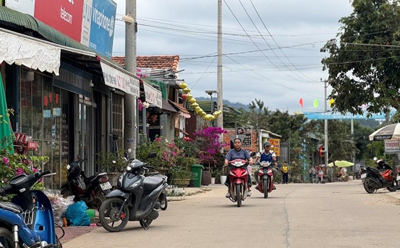 A new rural road in Duc Xuyen commune, Krong No district. Photo: Bao Trung