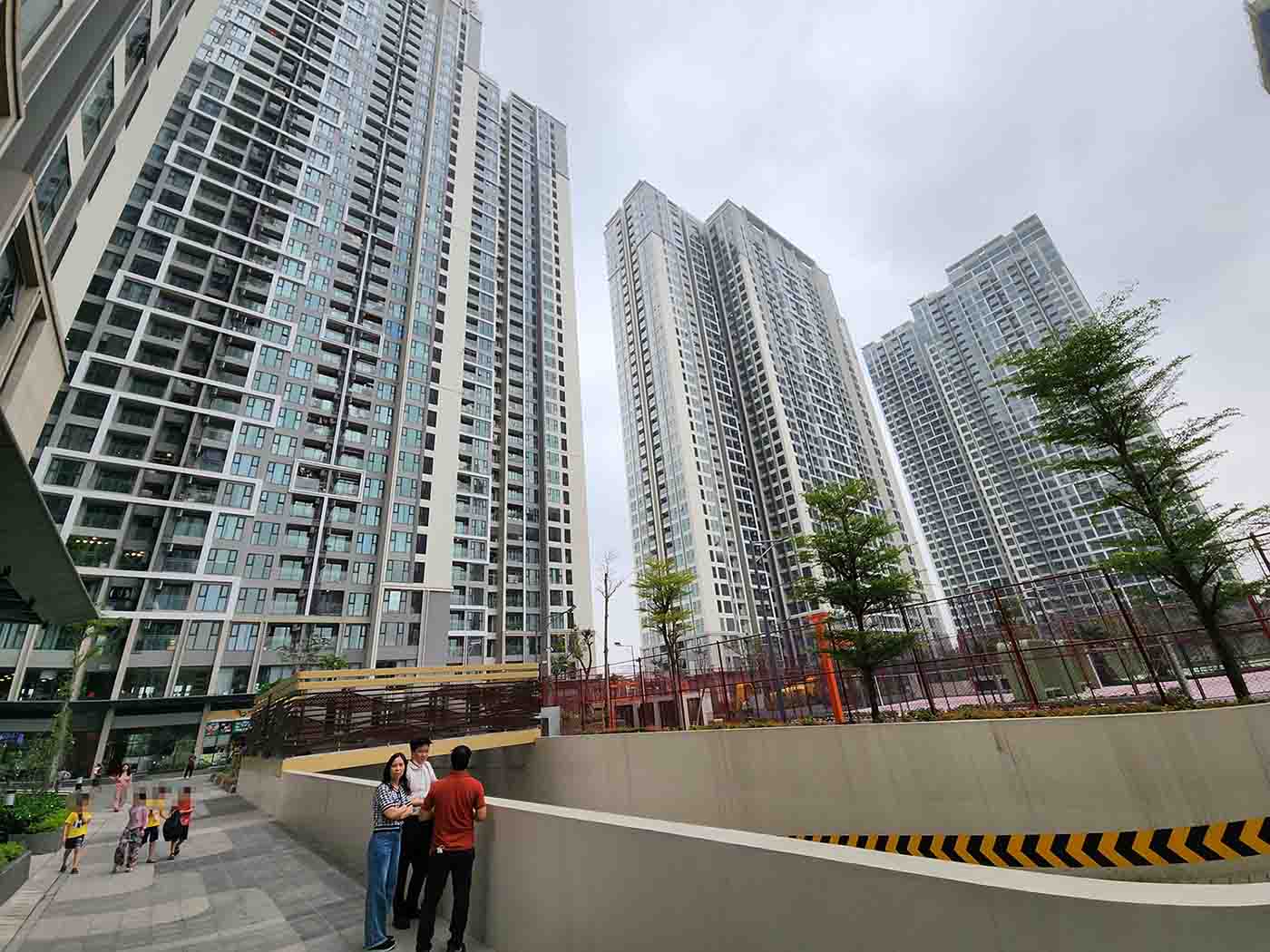 Taxing real estate based on ownership period can regulate speculative behavior, but real house prices still have the potential to increase. Photo: Cao Nguyen.