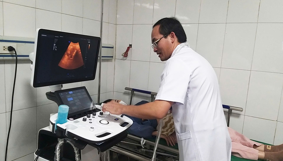 Doctor examines Nghe An worker hospitalized with food poisoning. Photo: Khanh Tam
