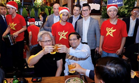 Thủ tướng Phạm Minh Chính cùng tỷ phú Nvidia Jensen Huang uống bia vỉa hè phố cổ Hà Nội. Ảnh: VGP