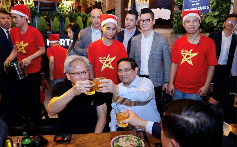 Prime Minister Pham Minh Chinh and billionaire Nvidia Jensen Huang drink beer on the sidewalk of Hanoi's Old Quarter. Photo: VGP