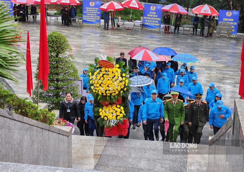 Delegation offers incense in memory of General Vo Nguyen Giap. Photo: Tan Van