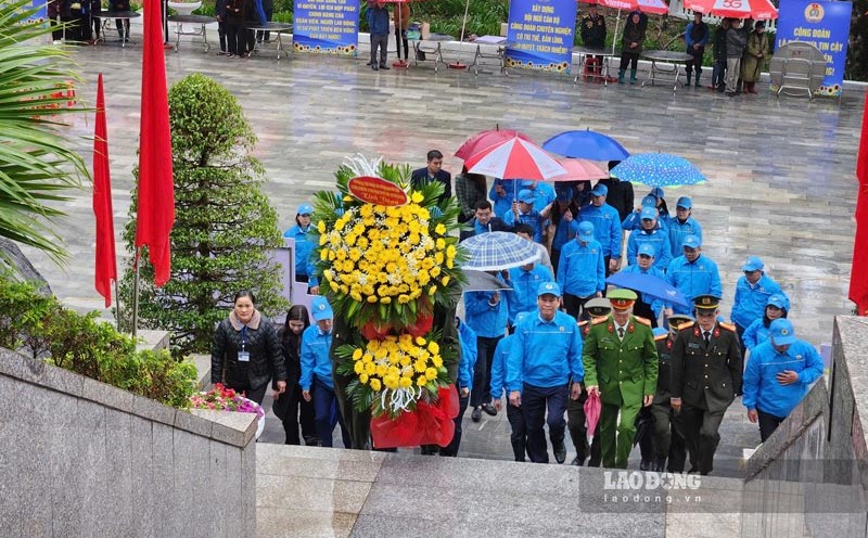 Delegation offers incense in memory of General Vo Nguyen Giap. Photo: Tan Van