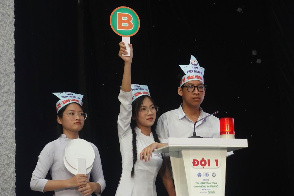 High school students in Da Nang compete in the final round of the contest. Photo: Tran Thi