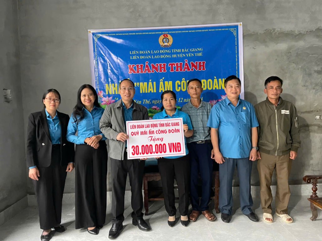 Mr. Le Duc Tho, Vice President of the Bac Giang Provincial Labor Federation (third from left) presented support for building a Trade Union Shelter to union members. Photo: Yen The District Labor Federation