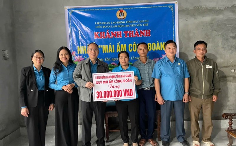 Mr. Le Duc Tho, Vice President of the Bac Giang Provincial Labor Federation (third from left) presented support for building a Trade Union Shelter to union members. Photo: Yen The District Labor Federation