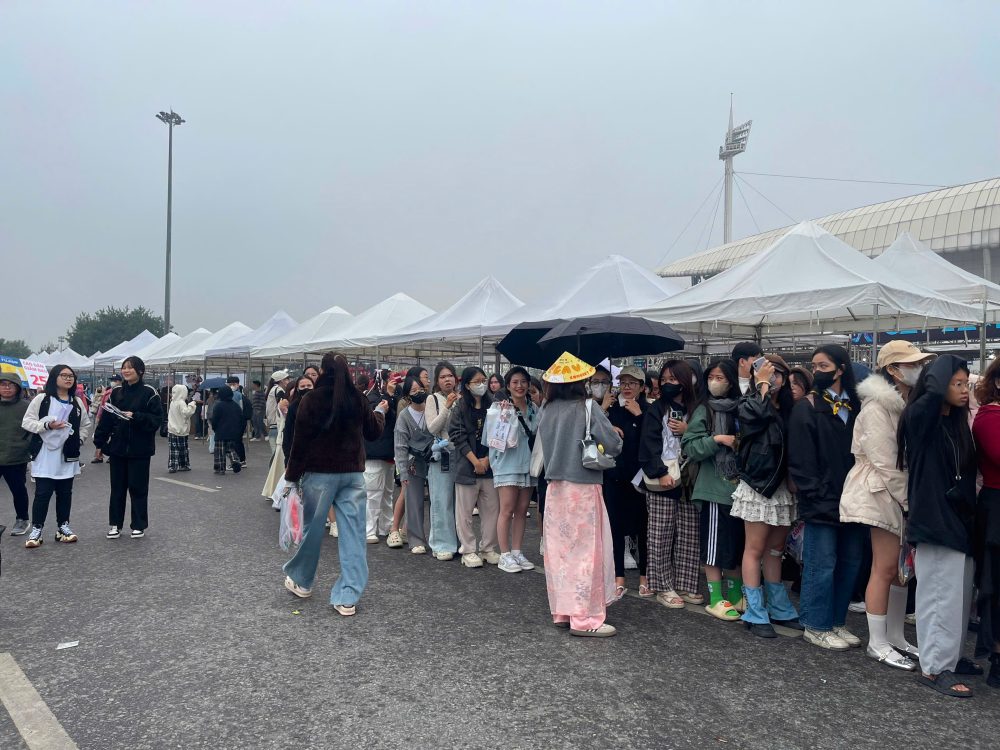 Thousands of people flocked to My Dinh National Stadium to watch the concert Anh trai say hi. Photo: Hoang Hue
