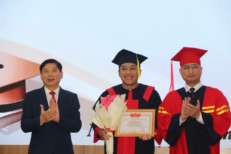 The University of Technical Education - University of Danang held the second graduation ceremony. Photo: Nguyen Linh