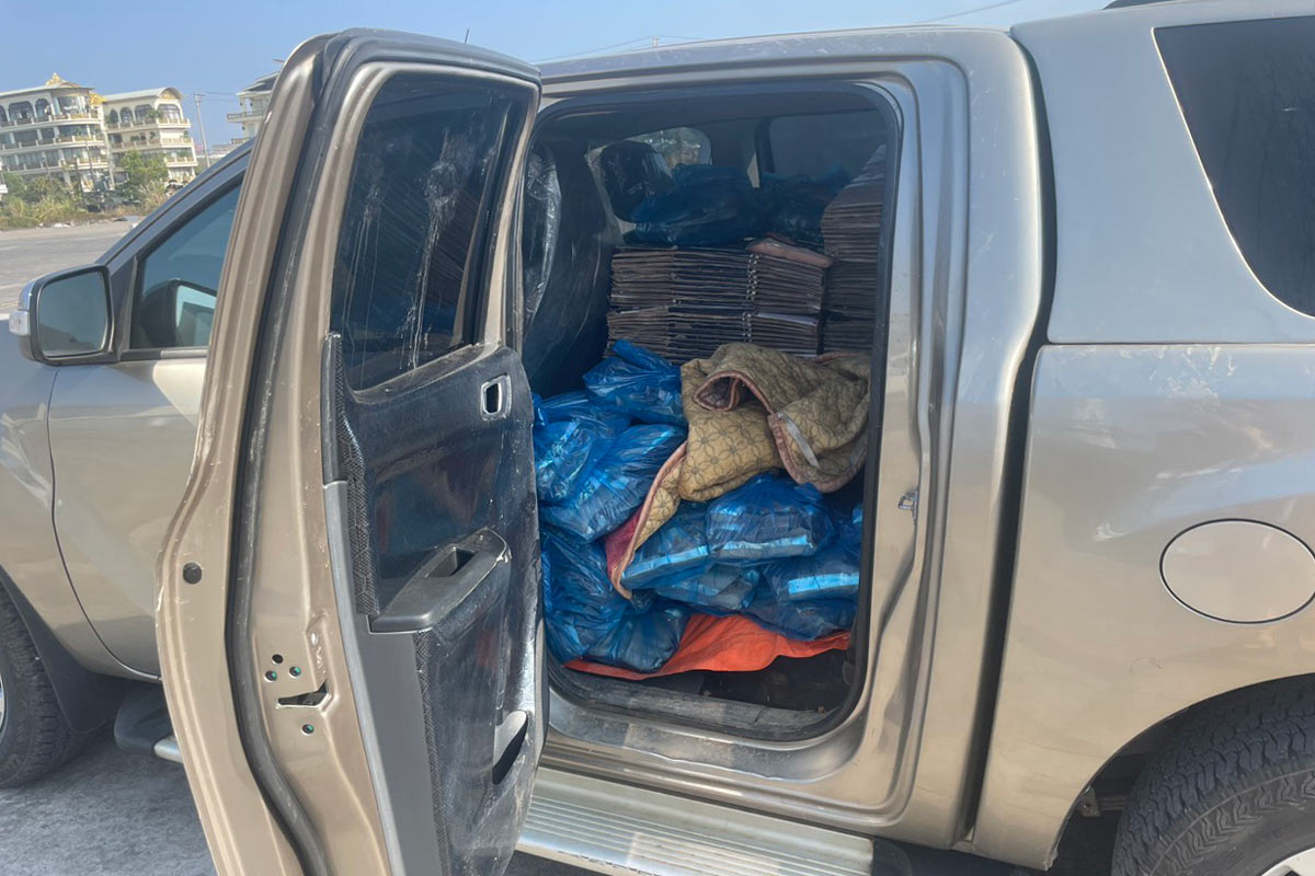 Phát hiện 900 kg xúc xích không rõ nguồn gốc trong xe bán tải tại TP Móng Cái, tỉnh Quảng Ninh. Ảnh: Công an Móng Cái