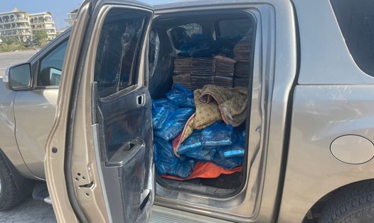 Phát hiện 900 kg xúc xích không rõ nguồn gốc trong xe bán tải tại TP Móng Cái, tỉnh Quảng Ninh. Ảnh: Công an Móng Cái