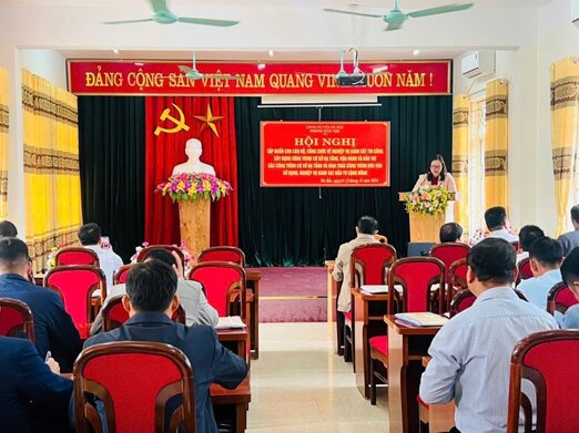 Nhieu dang vien, can bo, nguoi co uy tin trong cong dong tham gia tich cuc vao cong tac tuyen truyen, pho bien giao duc phap luat o huyen Da Bac. Anh: Minh Nguyen.