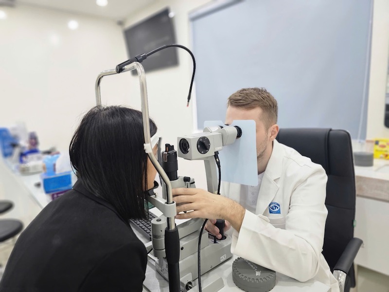 Doctor examines people's eyes. Photo: Huong Giang