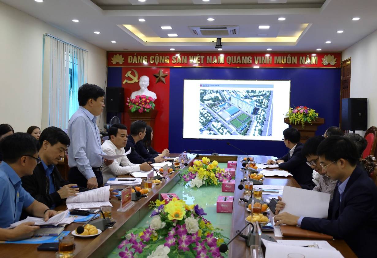 Vice President of the Vietnam General Confederation of Labor Nguyen Xuan Hung spoke at a working session with the People's Committee of Hung Yen province on the implementation of the trade union institution project in Hung Yen. Photo: Huyen Trang