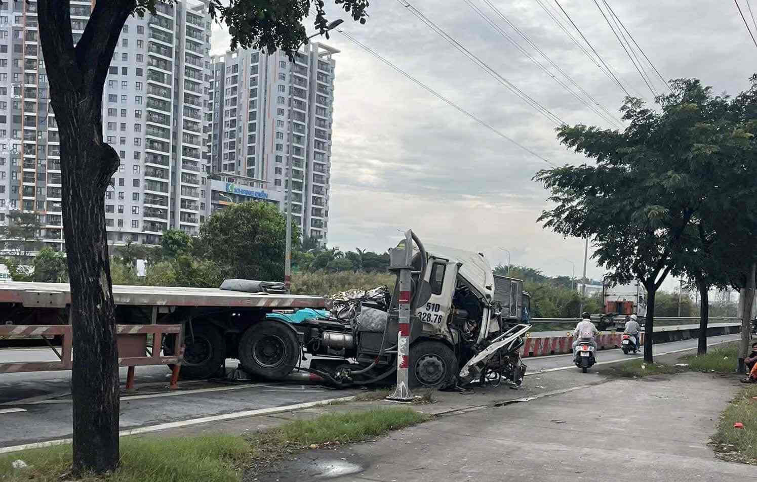 Hien truong vu tai nan giua xe bon va xe may khien mot nguoi phu nu tu vong gan vong xoay Phu Huu (TP Thu Duc). Anh: Dong Hoang