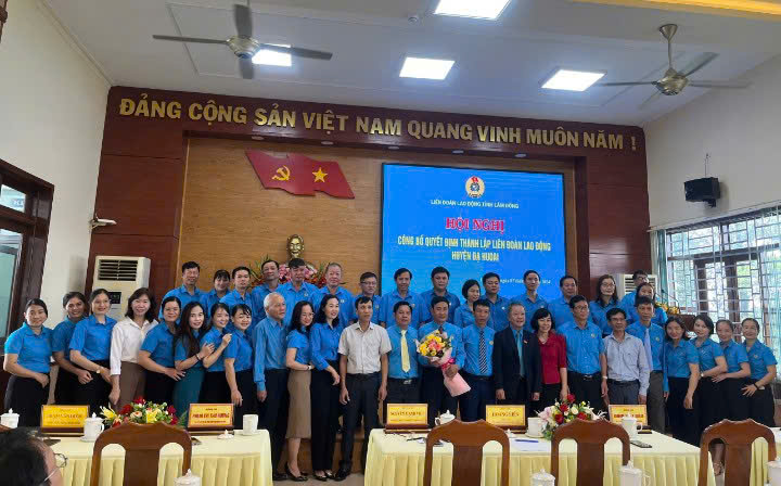 Leaders of Lam Dong Provincial Labor Federation and Da Huoai District took a souvenir photo with the Executive Committee of Da Huoai District Labor Federation. Photo: Duc Lam