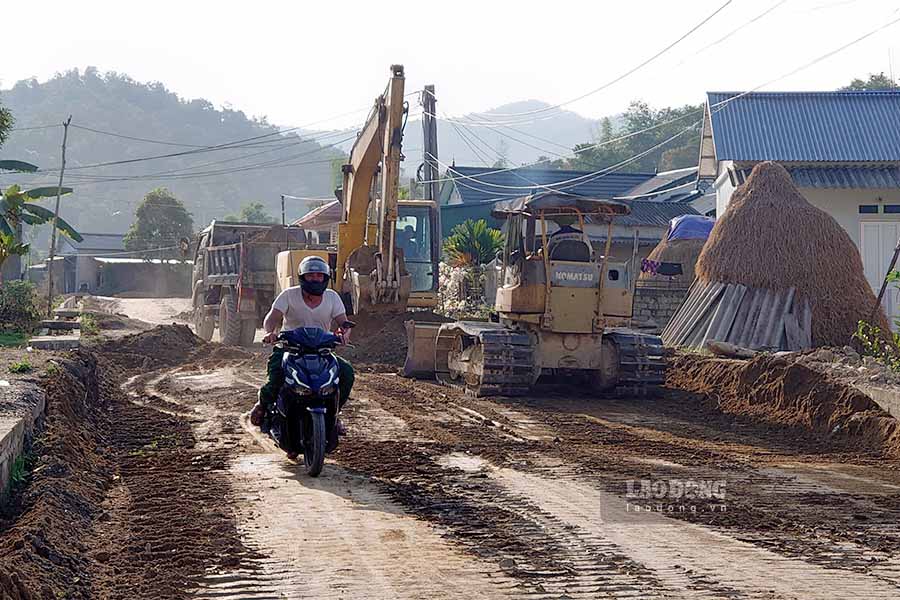 Cac nha thau huy dong may moc, nhan luc de thi cong nen duong.