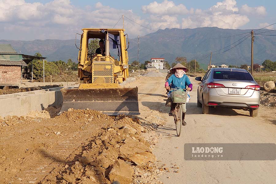 Slow site clearance has forced the implementation of the 1,300 billion VND transport project in Dien Bien to be extended by one year. Photo: Quang Dat