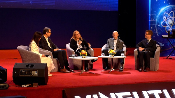 VinFuture 2024 Prize-winning scientists interact with students. Photo: Den Phu