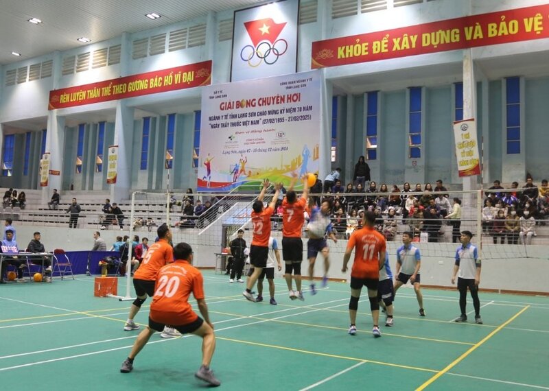 Athletes compete in the volleyball tournament of the Lang Son Health Sector. Photo: Ngoc Hieu