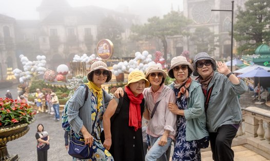 Du khách tận hưởng mùa lễ hội trên đỉnh Bà Nà (Đà Nẵng). Ảnh: H. Hà