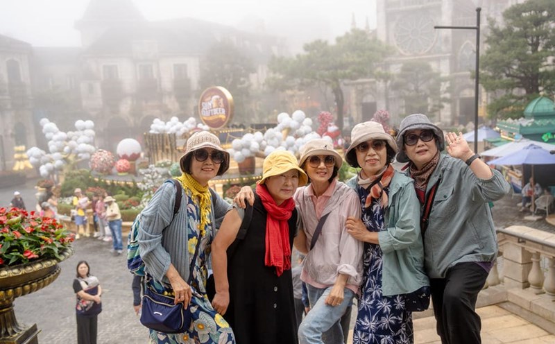 Tourists enjoy the festival season on top of Ba Na (Da Nang). Photo: H. Ha