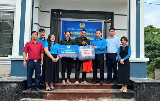 Tien Yen District Labor Union presented the "Union Shelter" fund and gifts to the family of Mr. Nguyen Van Huyen, a member of the Tien Yen Forestry One Member Co., Ltd. Labor Union. Photo: Quang Ninh Labor Union