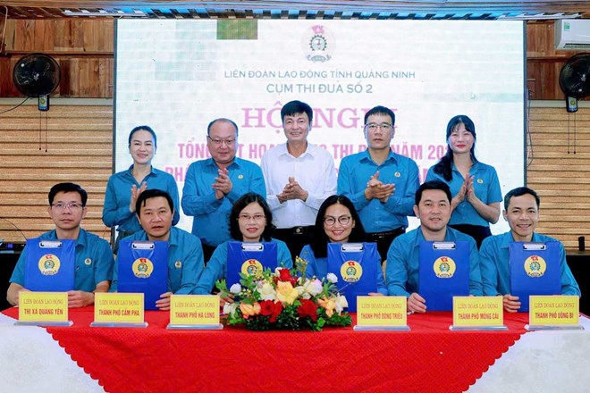 The city and town labor federations in emulation cluster No. 2 of the Quang Ninh Provincial Labor Federation signed the emulation agreement for 2025. Photo: Dong Trieu Portal
