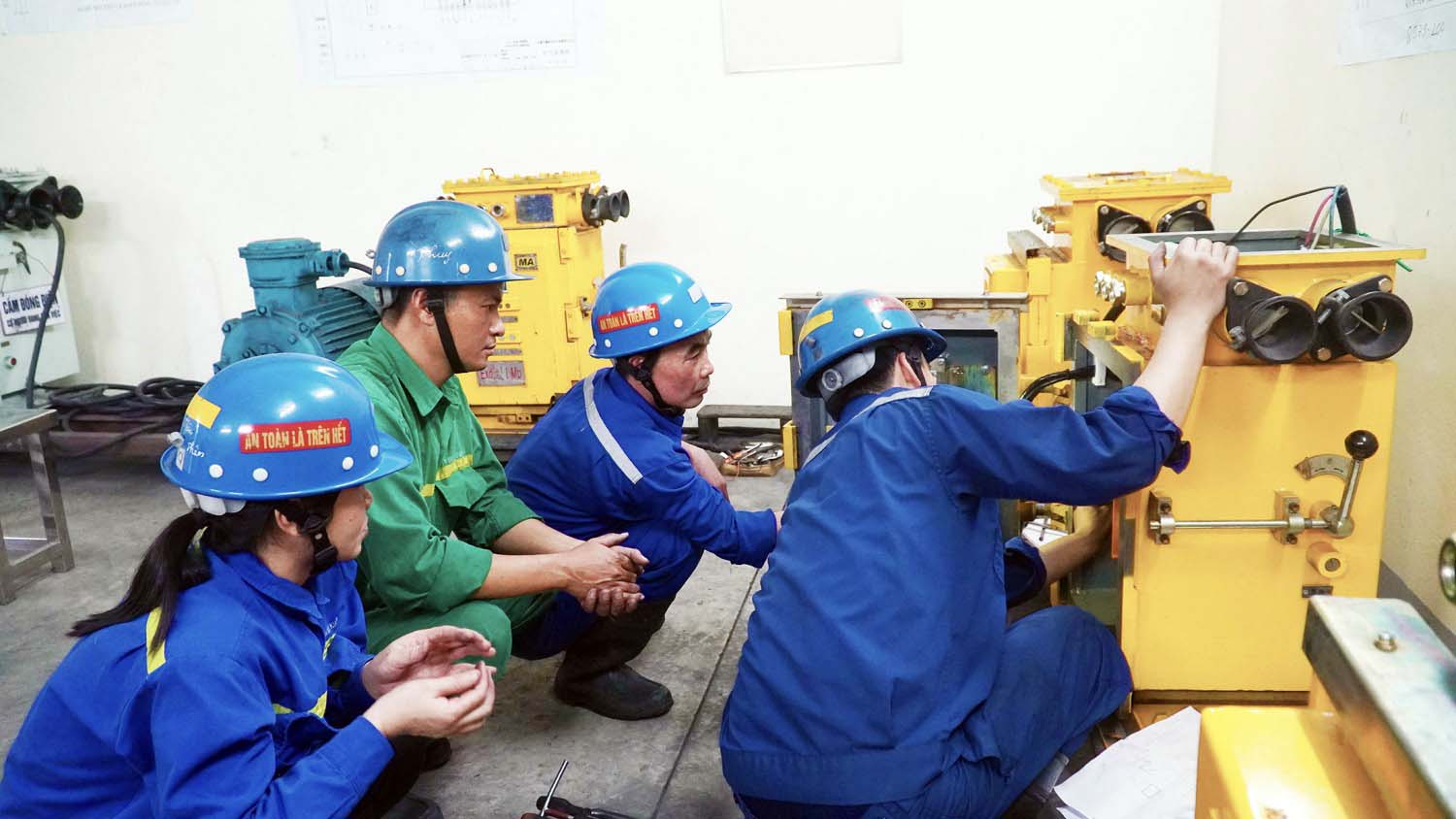 270 workers who passed the technical worker promotion exam according to occupational groups at Mao Khe Coal Company will have their salary increased in 2024. Photo: Pham Cu