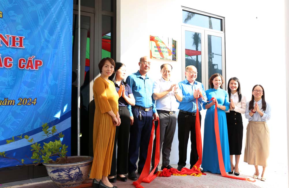 Delegates of the Ha Long City Trade Union installed signs to welcome the Party Congresses at all levels for the 2025-2030 term. Photo: Tran Thanh