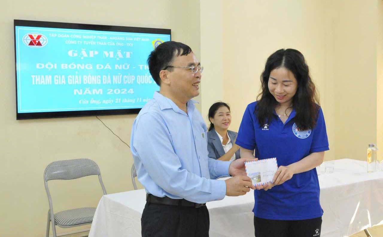 Cua Ong Coal Selection Union - TKV gives gifts to encourage the women's football team. Photo: Phan Thuy