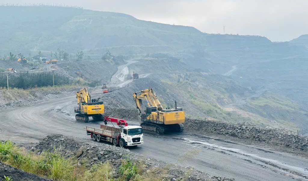 Coal transport truck of Cao Son Coal Joint Stock Company - TKV. Photo: Cao Quynh