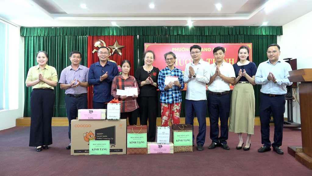 Quang Hanh Ward (Cam Pha City) presented savings books and many gifts to 2 households that escaped near-poverty, October 2024. Photo: Phuong Thao (Contributor)