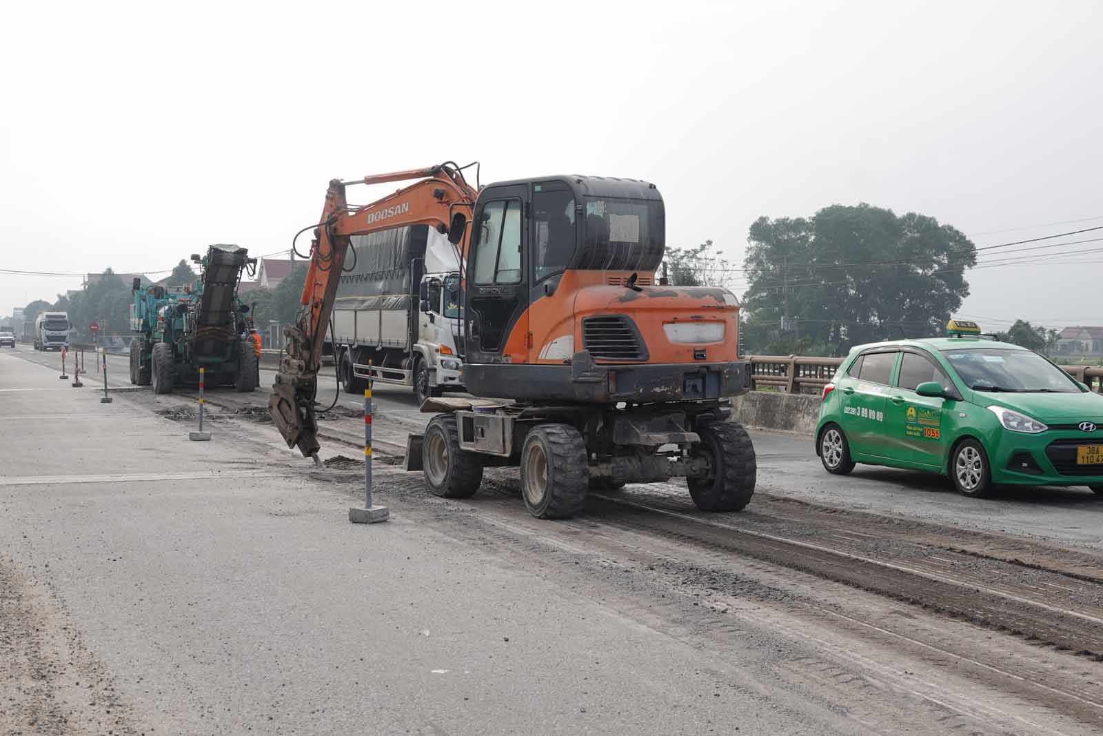 The Vinh City Bypass BOT Branch Unit is scraping to resurface Lau Cau Bridge. Photo: Tran Tuan.