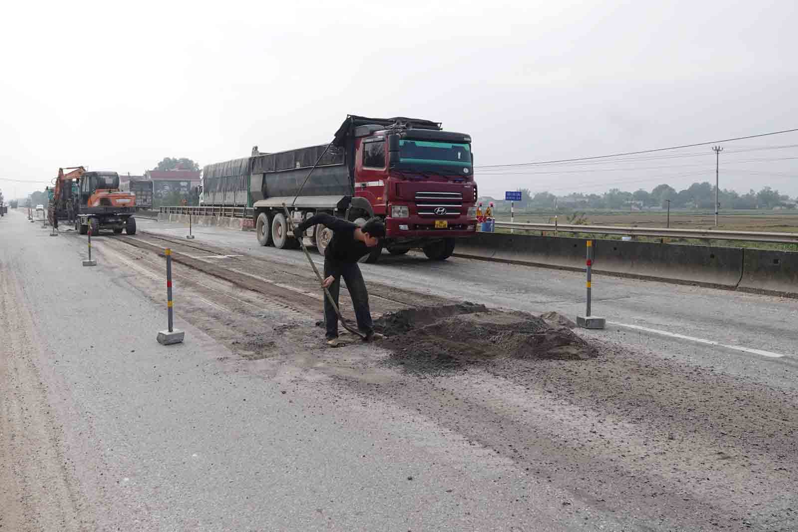 Dot sua chua mot so mat cau lan nay duoc don vi thi cong phan dau hoan thanh truoc 31.12.2024. Anh: Tran Tuan.