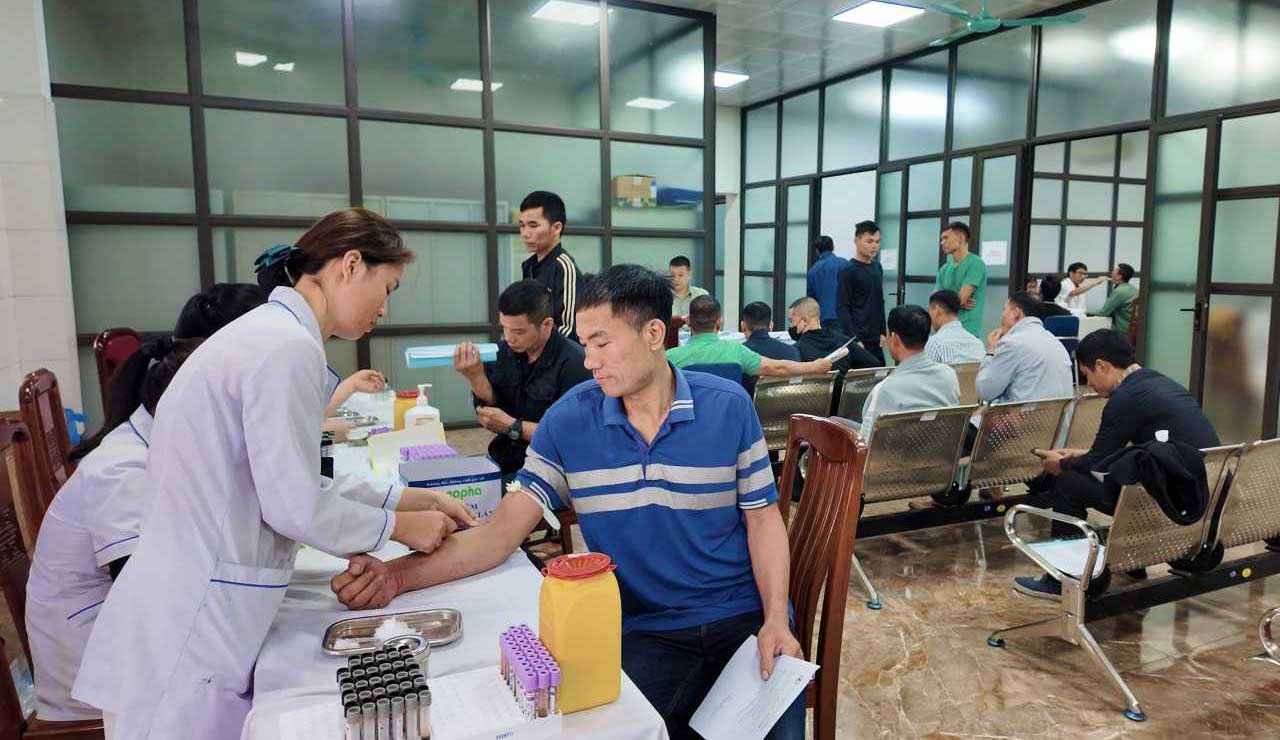 Workers receive comprehensive clinical examinations in all specialties by doctors and nurses at Vietnam - Sweden Hospital (Uong Bi). Photo: Pham Cu