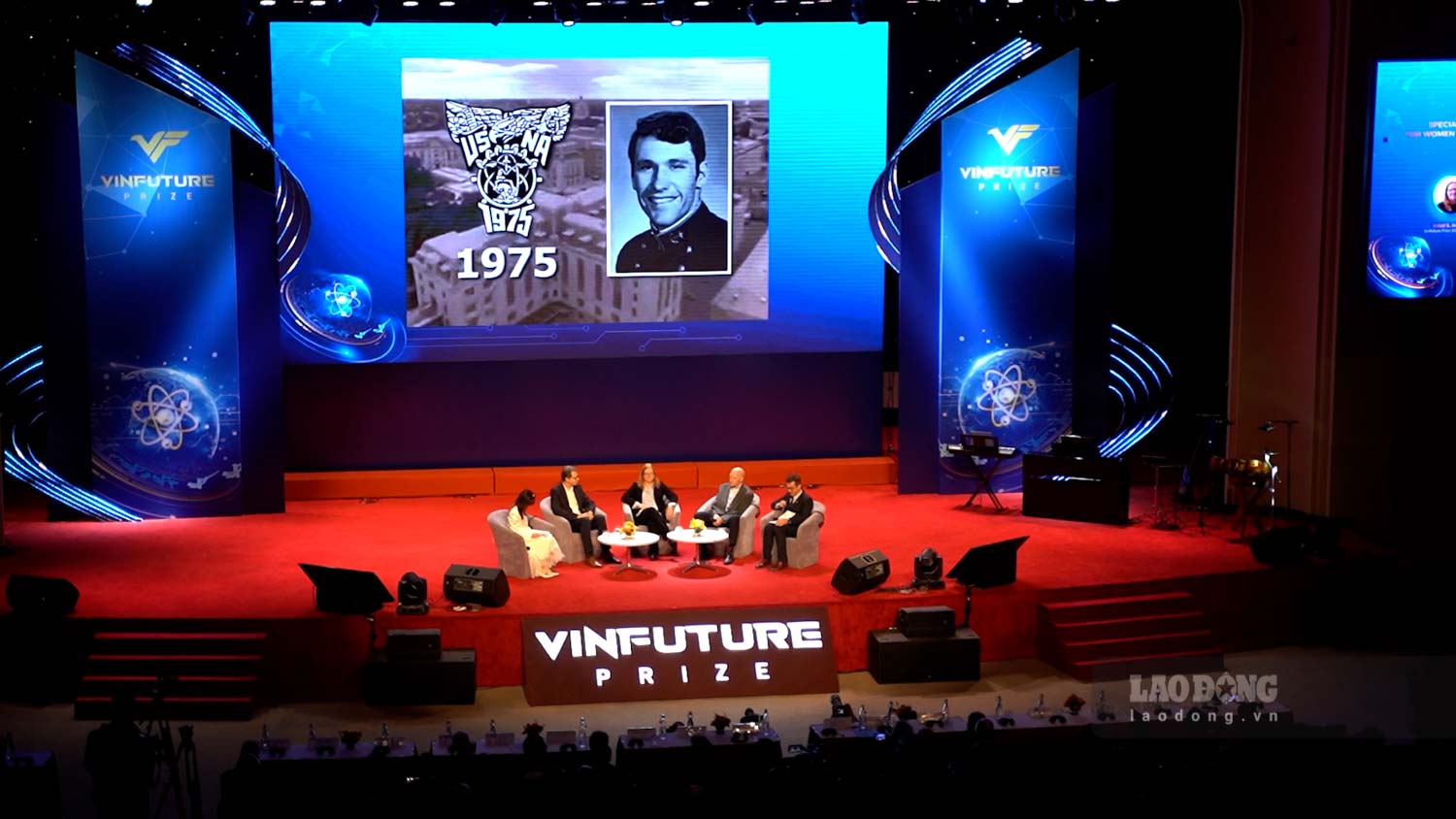 More than 1,000 students met the VinFuture Prize-winning scientist. Photo: Den Phu