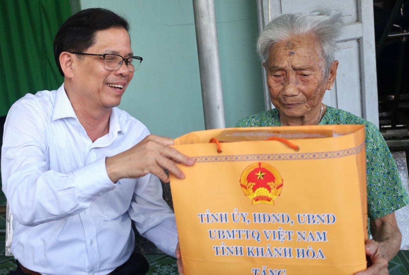 Chairman of Khanh Hoa Provincial People's Committee presents gifts to policy beneficiaries in 2024. Photo: Van Giang