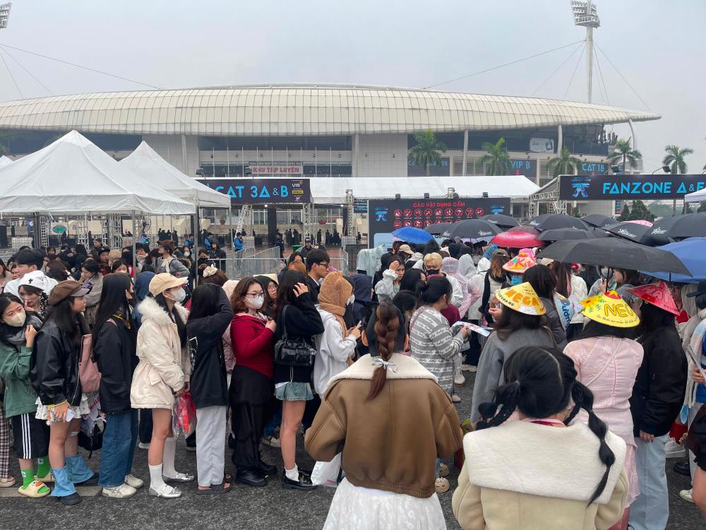 Fanzone tickets and GA standing tickets both had long lines of spectators waiting at the Anh trai say hi concert. Photo: Hoang Hue