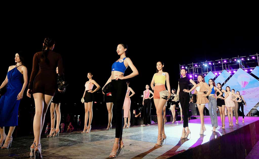 Contestants get acquainted with the stage of the VIET NAM FASHION TOUR fashion show - one of the activities of the final round of the Miss Vietnam Tourism contest in 2024. Photo: Song Ha