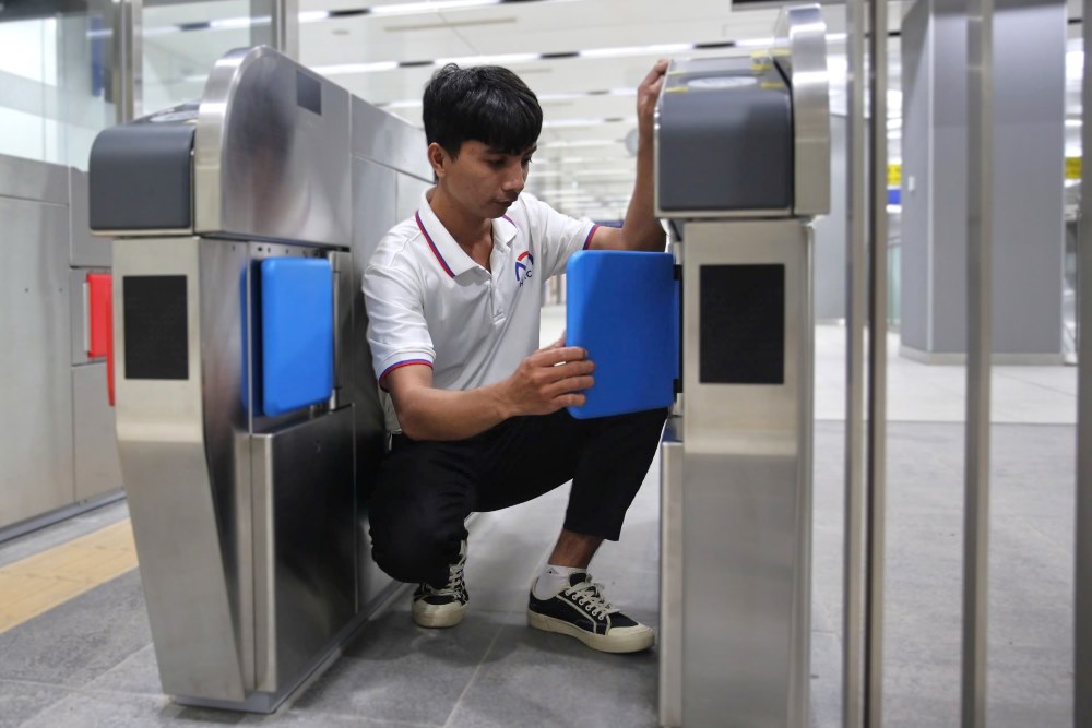 Cac cong nhan dang lau don ve sinh de chuan bi chu dao nhat khi tuyen metro van hanh. “Chung toi rat mong doi tuyen metro lan banh, hy vong voi chut cong suc cua minh, hanh khach se co trai nghiem tot nhat khi buoc chan vao nha ga,” mot cong nhan chia se trong luc nghi tay.