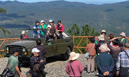 Khách quốc tế ghé thăm Lang Biang, Lâm Đồng. Ảnh: Ý Yên