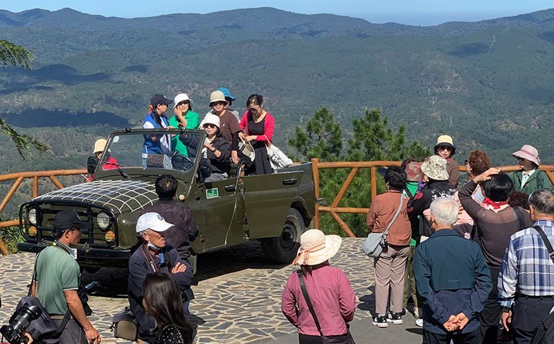 International visitors visit Lang Biang, Lam Dong. Photo: Y Yen