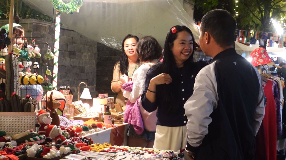 Da Nang Christmas Market raises funds to support disadvantaged children. Photo: Tran Thi