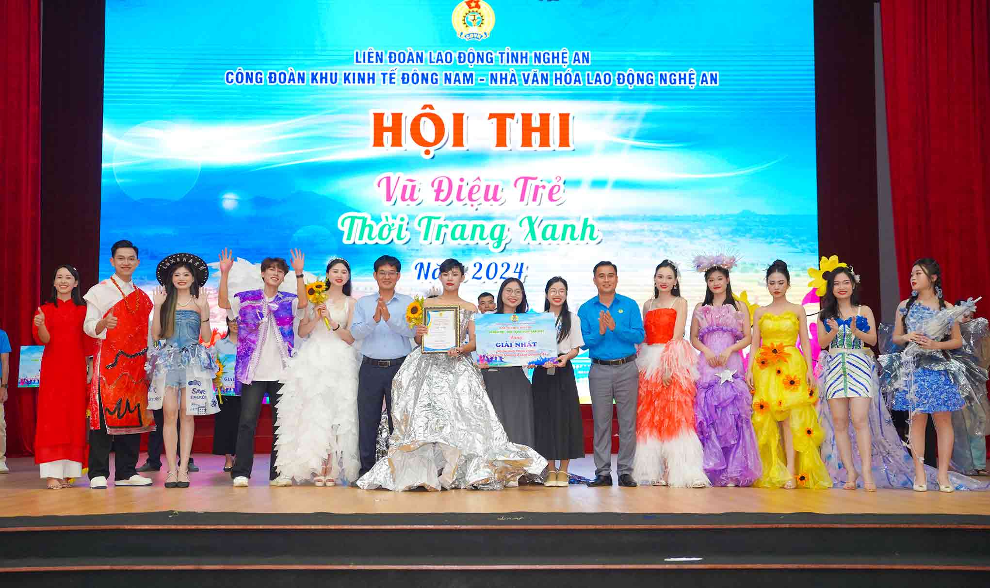 Ban To chuc trao giai nhat phan thi Hoi trang xanh cho Cong ty Luxshare-ICT. 