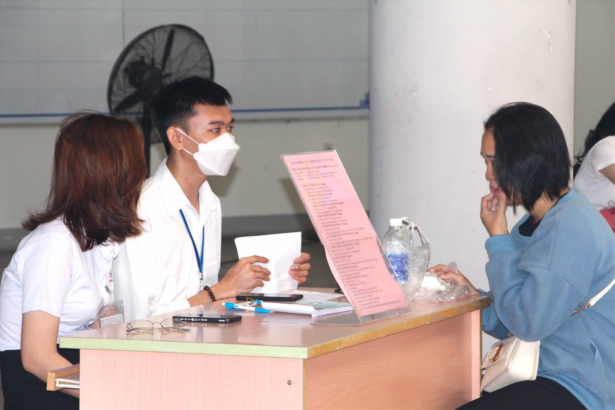 Companies recruiting workers at the Dong Nai Provincial Employment Service Center. Illustration: HAC