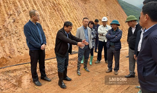 Phó Chủ tịch UBND tỉnh Lào Cai Nguyễn Trọng Hài (thứ 2 từ trái qua) đề nghị đơn vị thi công đẩy nhanh tiến độ hoàn thiện khu tái định cư thôn Kho Vàng. Ảnh: Đinh Đại