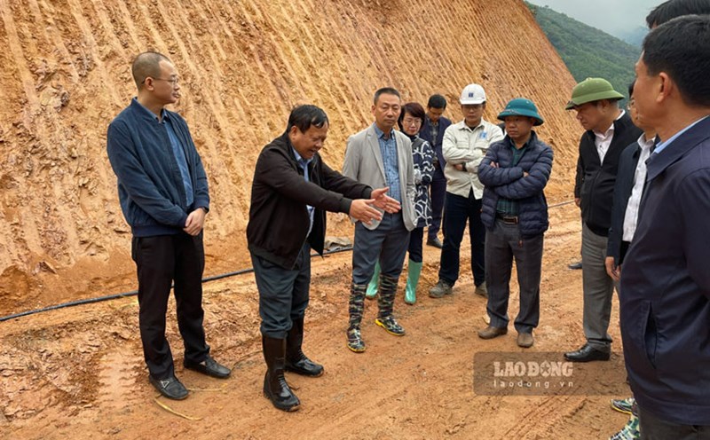 Vice Chairman of Lao Cai Provincial People's Committee Nguyen Trong Hai (second from left) requested the construction unit to speed up the completion of the resettlement area in Kho Vang village. Photo: Dinh Dai