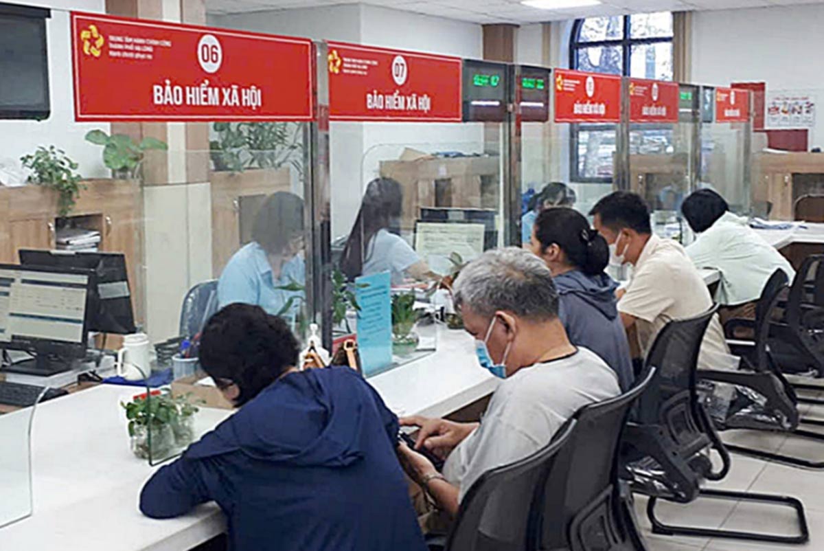 Workers do social insurance procedures. Photo: Duong Truong