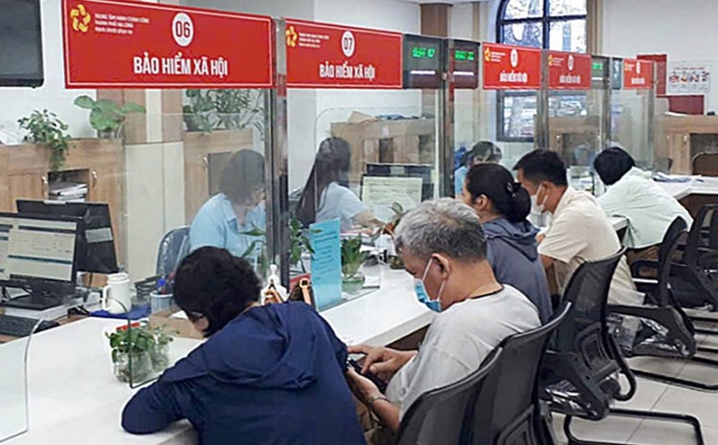Workers do social insurance procedures. Photo: Duong Truong